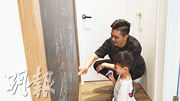 (4)屋內走廊設大型黑板，讓業主Jackal（後）與兒子（前）可以繪畫，發揮創意。