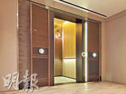 屋苑各分層電梯口設計參考中國古代大宅門口，糅合現代LED燈光。