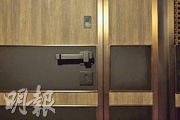 新世界獨有門鎖ArtisLock，住客可使用門匙、指紋掃描及專屬手機程式打開大門。