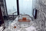 浴室設雙人淋浴間外，浴缸面向落地玻璃，住客可一邊浸浴一邊欣賞維港景色。（劉焌陶攝）