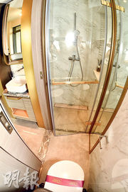 浴室採乾濕分離設計，以玻璃門分隔。