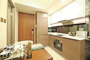 客飯廳主要以木材家具作配搭，並採用開放式廚房設計，令空間更見實用。（曾憲宗攝）