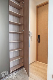 單位玄關設有一個嵌入式的木紋收納櫃，亦可作鞋櫃。（鍾林枝、林靄怡攝）