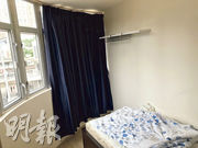 劏房採1房間隔，弧形睡房設有單人牀，並設有一排窗戶。