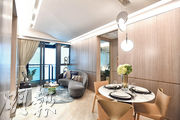 2房示範單位參照2座28樓E室，單位客飯廳設計以暖色為主調，飯廳放置雲石餐枱，並以銀色圓形吊燈作點綴。（鄧宗弘攝）