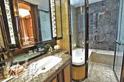 主人浴室採乾濕分隔設計，設有浴缸、淋浴間及梳妝鏡櫃。