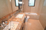 浴室方面採用了雙面盆設計，方便男女主人同時使用。（劉焌陶攝）