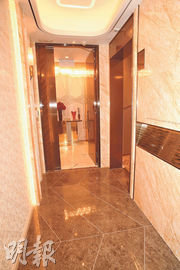 每單位住戶均設有私人電梯大堂。（劉焌陶攝）