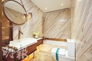 浴室以橫紋石材鋪砌，並以金屬配件作點綴。（劉焌陶攝）