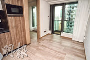 藝里坊‧1號30樓B室示範單位，實用面積257方呎，採1房間隔。單位鋪設淺色木地板，另客廳亦外連露台。（劉焌陶攝）