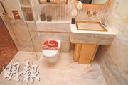 浴室以白配金色石材鋪砌，備有淋浴間，惟不設通風氣窗。（攝影：劉焌陶）