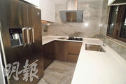廚房採傳統設計，備有電磁爐及雪櫃等。（攝影：劉焌陶）