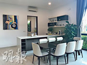 底層的廚房，設計以白色為主調，外連備餐間，並放置足夠8人使用的長餐桌。