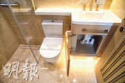 浴室備有淋浴間，面盆延伸成懸牆小台架，方便擺放浴室用品。（攝影：劉焌陶）
