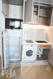 開放式廚房備有雪櫃、電磁爐、洗衣機等家電。（攝影：劉焌陶）