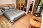 其中一間睡房面積約107方呎，房內鋪木地板，配以木製書枱及雙人睡牀，營造溫馨舒適感。（劉焌陶攝）