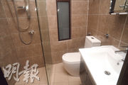 浴室以乾濕分離佈局，設有淋浴間、坐廁等設施，並設有窗戶。