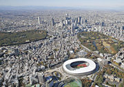 東京奧運將至，不少投資者憧憬樓市會炒上，惟建築材料和人力成本，以及利率等因素都會影響當地樓價升勢。圖為東奧場館一帶市區鳥瞰景。（資料圖片）