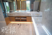 主人浴室鋪白石材砌，有窗可引入自然光。（劉焌陶攝）