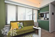 發展商開放的23樓A室示範單位，以綠色作主調，窗前有足夠位置擺放雙人梳化。