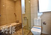 浴室設有浴缸，地板及牆身均以瓷磚鋪砌，方便清潔。（林靄怡攝）