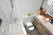 浴室以白色磚牆砌成，更顯得潔淨明亮，另配備浴缸及鏡櫃。（劉焌陶攝）