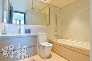 單位浴室以石材鋪砌，易於清潔，但不設通風窗。（黃志東攝）