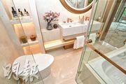 浴室選用石材牆面及地台，設酒店式「五件頭」浴室配備。