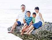 岑皓軒（左一）與太太馬漪楠（右一）於近年分批沽售3伙麗港城單位套現近2000萬元，2014年起帶着兩名兒子旅居全球體驗人生，在曼谷、成都及沖繩均曾長住逾年。（受訪者提供）