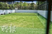 會所設真草地網球場，是本港大型私人屋苑極為罕見。（劉焌陶攝）