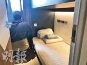 海防道共居項目的單人房面積約60方呎，月租4000元，房內提供牀褥、枕頭及被鋪等牀上用品。（張允亭攝）