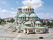 保加利亞著名的亞歷山大．涅夫斯基主教座堂，耀眼金色穹頂，外形獨特，被譽為建築美學經典之作。