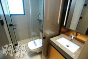 兩房示範單位浴室洗手盆與企缸及坐廁分隔，如廁後需開門在浴室外洗手。（楊柏賢攝）