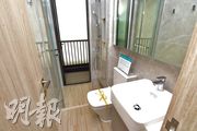 1房單位浴室設淋浴間，並連工作平台；面積雖然不算大，但佈局裝修企理。（劉焌陶攝）