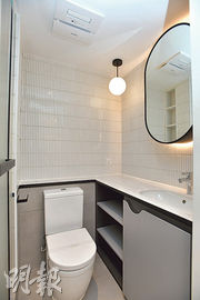 浴室設置與時下新盤相似，備有淋浴間，另有通風機等設備。
