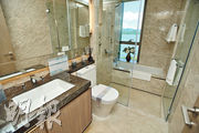浴室設窗戶，另設鏡櫃及雲石洗手盆，浴缸對出位置設有玻璃門，避免沐浴時濺濕地板。（楊柏賢攝）