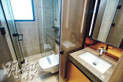 兩房示範單位浴室洗手盆與企缸及坐廁分隔，如廁後需開門在浴室外洗手。（楊柏賢攝）