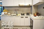 圖中廚房為交樓標準，附送廚櫃、抽油煙機等。