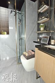 浴室面積不算大，但採用灰色石材鋪砌，感覺高雅，且設有通風窗。（劉焌陶攝）