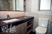 浴室採用浴缸，並配備木製鏡櫃，提供收納空間，設通風窗，助空氣流通。（賴俊傑攝）