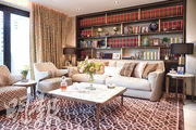 客廳空間寬敞，放有兩組布藝梳化，以柔和的淡黃色為基調，地氈和窗簾均用上帶花紋圖案，互相搭配，加上對稱的裝飾，帶出歐陸色彩。（賴俊傑、林靄怡攝）