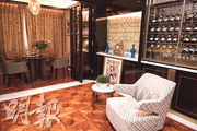 飯廳的另一端設計成雪茄房，亦放有酒櫃，可讓屋主展示私人珍藏。（賴俊傑、林靄怡攝）