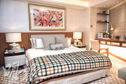 其中一間睡房參考遊艇內部設計，以米白色與木色為主調，呈現復古典雅的質感。（賴俊傑、林靄怡攝）