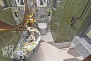 浴室採綠色磚牆設計，貫徹客廳風格。（劉焌陶攝）