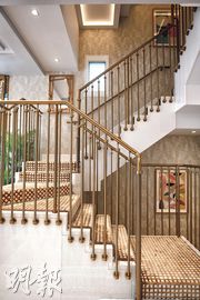 設於大廳的樓梯，欄杆採金屬支條，配襯帶有復古風的格紋地氈，外形構造別具心思。