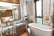 主人浴室以酒店式格局打造，設雙洗手盆，並備有蒸氣機，讓住戶在家中享受蒸氣桑拿浴。