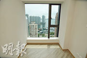 房間玻璃窗可引入充足自然光，清晰飽覽香港仔海景。（楊柏賢攝）