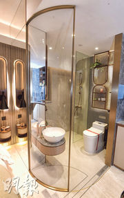 浴室以弧形玻璃間隔，拼上一幅全身鏡面，視角上營造出半圓形的浴室。（劉焌陶攝）