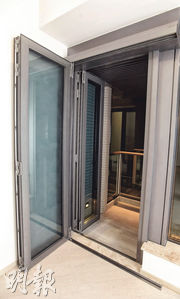 客廳採大型玻璃窗，連27方呎露台，並附設隔聲折疊門。（劉焌陶攝）