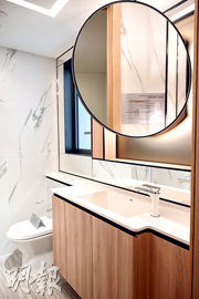 浴室配備圓形鏡櫃，內籠設計白色為主，配合燈光，顯得光潔明亮。（賴俊傑攝）
